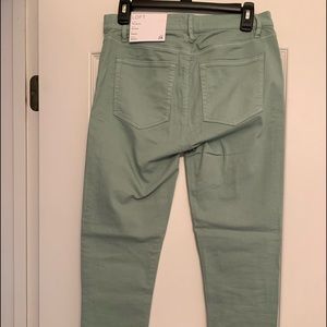 Perfect for spring/summer.  Brand new, tags still on, Loft skinny colored jeans.